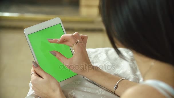 Όμορφο κορίτσι χρησιμοποιώντας tablet με πράσινη οθόνη, ξαπλωμένος στο κρεβάτι στο σπίτι — Αρχείο Βίντεο