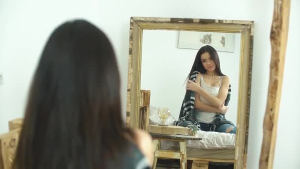 Beautiful young girl posing in front of the mirror on the bed at home — Stock Video