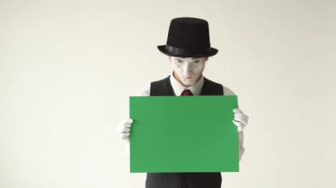 yeşil bir Pano tutan adam MIME