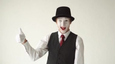 adam MIME başparmak beyaz arka plan üzerinde göstermek yukarıya