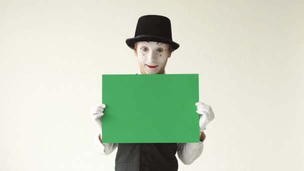 男人 mime 抱着一个绿色的广告牌 — 图库视频影像