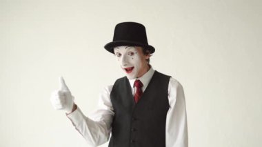 adam MIME başparmak beyaz arka plan üzerinde göstermek yukarıya