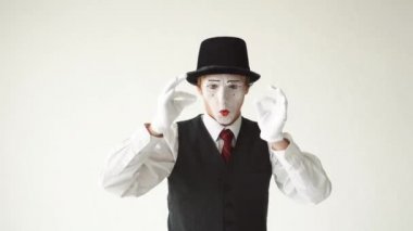 Beyaz bir arka plan üzerinde neşeli MIME duran ve para sayar