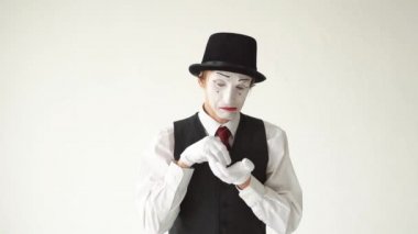 Beyaz arka plan üzerinde duran ve acı gözyaşları ağlamaya adam MIME