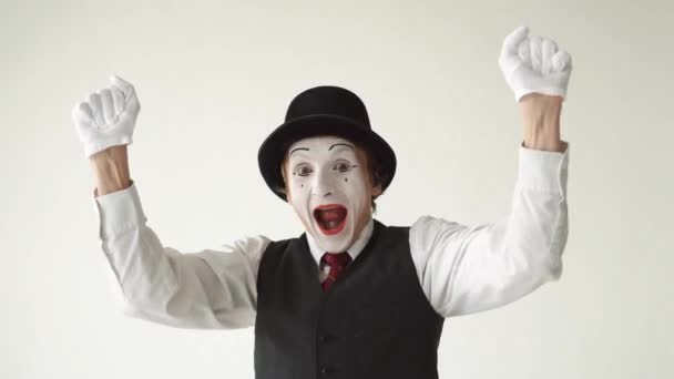 Gelukkig man mime met positieve emoties op een witte achtergrond — Stockvideo