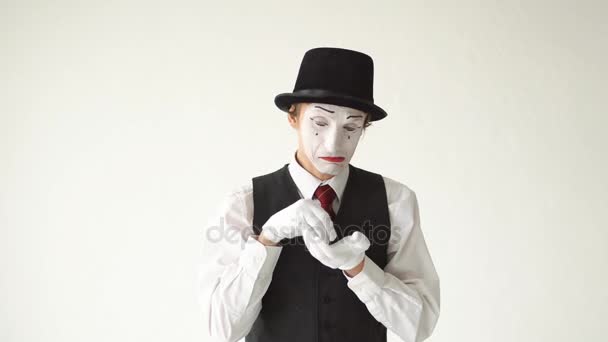 男人 mime 站在白色背景上和苦涩的眼泪， — 图库视频影像