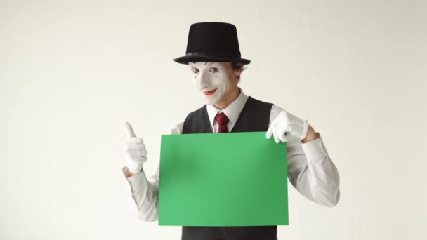 Hombre mimo celebración de un cartel verde — Vídeo de stock