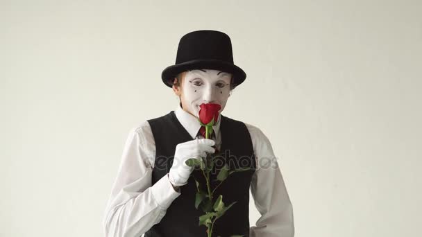 Καλλιτέχνης MIME κρατώντας ένα κόκκινο τριαντάφυλλο στο λευκό φόντο — Αρχείο Βίντεο