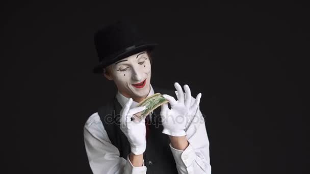 Gelukkig man mime houden een 50 dollar bill op zwarte achtergrond — Stockvideo