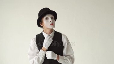 adam MIME fikir beyaz arka plan üzerinde gösterir.