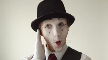 MIME hayali bir cep telefonu üzerinde beyaz arka plan üzerinde konuşurken adam