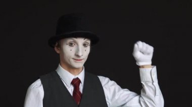 Adam MIME beş siyah arka plan üzerine sayma