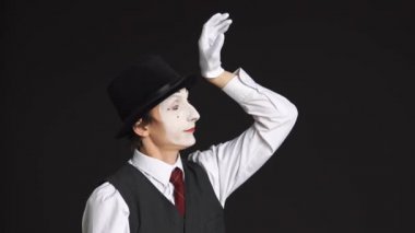 siyah arka plan üzerine bir yüzünü MIME adamla