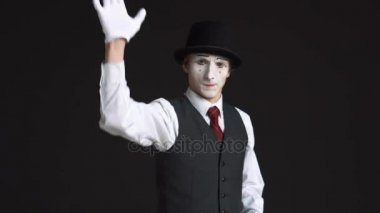 Adam MIME siyah bir arka plan Temizleme toplama. Ön cam silecek lavman splatters ve onun kol mendil