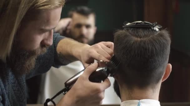 Κουρέας ξύρισμα μαλλιά του στο κουρείο — Αρχείο Βίντεο