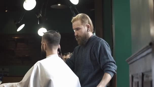 Friseur rasiert sich die Haare im Friseursalon — Stockvideo