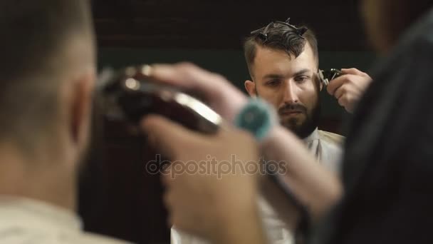 Frisör rakning håret i barbershop — Stockvideo