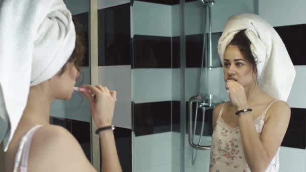 Krásná dívka, kartáčky na zuby v koupelně s ručníkem na hlavě. Odraz v zrcadle. Koncept sebeobsluhu, koupání postupy