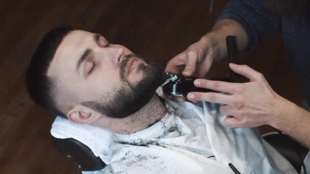 Peluquero afeita la barba del cliente en la barbería — Vídeos de Stock