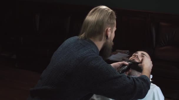 Barbier rase la barbe du client dans le salon de coiffure — Video