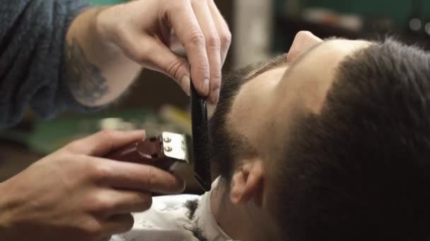 Peluquero afeita la barba del cliente en la barbería — Vídeo de stock