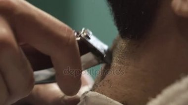 El kesme sakal kesme makinesi, berber berber. Yakın çekim video, 4k. Kuaför elektrik makası ile çalışır