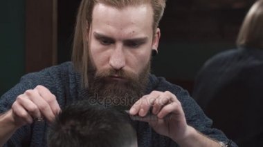 Erkek Kuaför kesim saç berber dükkanı insanın