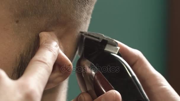 Kapper scheren van het haar in de barbershop — Stockvideo