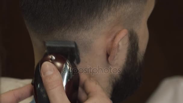 Barbier raser les cheveux dans le salon de coiffure — Video