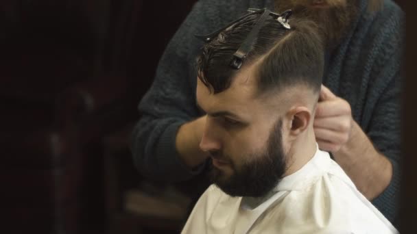 Barbeiro raspando o cabelo na barbearia — Vídeo de Stock