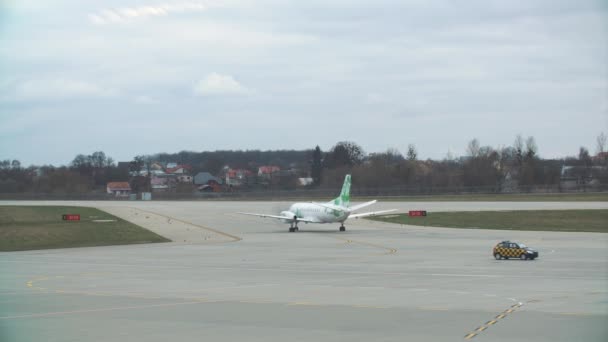 Λβιβ - Ουκρανία-12 Μαρτίου 2017. Αεροπλάνο τροχοδρόμησης στο διάδρομο για να απογειωθεί στο Lviv Διεθνές Αεροδρόμιο — Αρχείο Βίντεο