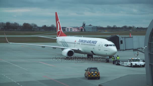 Lviv, Ukraina - Maret 2017. Maskapai penumpang oleh maskapai penerbangan Turki siap untuk penerbangan dari Lviv, Lviv airpor internasional, Maret 2017 — Stok Video
