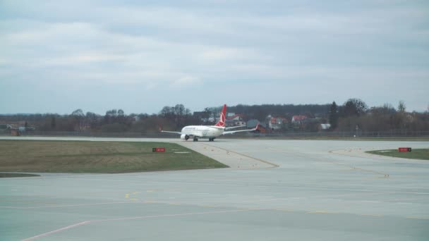 Lviv, ukraine - märz 2017. lviv - ukraine - 12 märz 2017. das flugzeug der türkischen fluggesellschaft rollte zur landebahn für den start auf dem internationalen flughafen lviv — Stockvideo