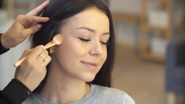 Profesional maquillaje artista aplicación de cosméticos en la cara de linda chica adolescente para el cuidado de la piel y la salud cutis — Vídeo de stock