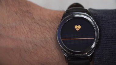 Kalp hızı kullanıcıya gösterilen Smartwatch. Saati sağ elinde olduğunu
