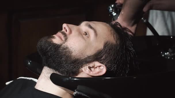 Frisör tvätt man huvudet i barbershop — Stockvideo