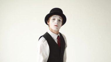 erkek MIME yumruklarını beyaz arka plan üzerinde sallayarak