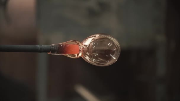 Workshop glas. Blazen van glasproducten, close-up — Stockvideo