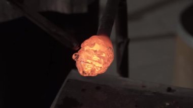 Cam Atölyesi. Cam ürünleri üfleme, ürün, üretim süreci yakın çekim