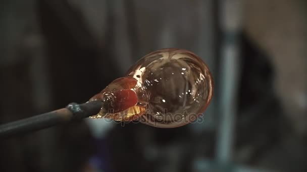 Műhelyében. Fújt üveg termékek, a termék gyártási folyamatának közelről — Stock videók