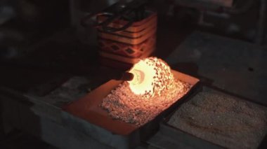 Cam Atölyesi. Cam ürünleri üfleme, ürün, üretim süreci yakın çekim