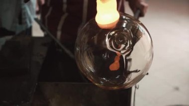 Cam Atölyesi. Cam ürünleri üfleme, ürün, üretim süreci yakın çekim