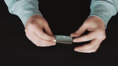 Genç adamın ellerini tütün sigara büküm. Sigara gençlik kavramı, tütün, tehlikeleri yakın çekim