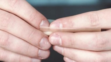 Genç adamın ellerini tütün sigara büküm. Sigara gençlik kavramı, tütün, tehlikeleri yakın çekim