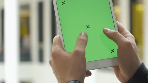 Männliche Hände mit Tablet mit grünem Bildschirm in Einkaufszentrum — Stockvideo