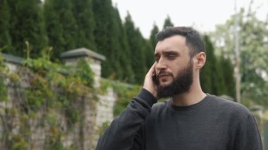 onun country house, hareket kamera yakınındaki telefonda konuşurken sakallı genç adam