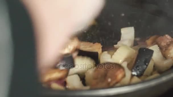 Σεφ ψησίματος λαχανικά με μανιτάρια σε ένα τηγάνι. Σεφ ετοιμάζει πιάτα για χορτοφάγους — Αρχείο Βίντεο