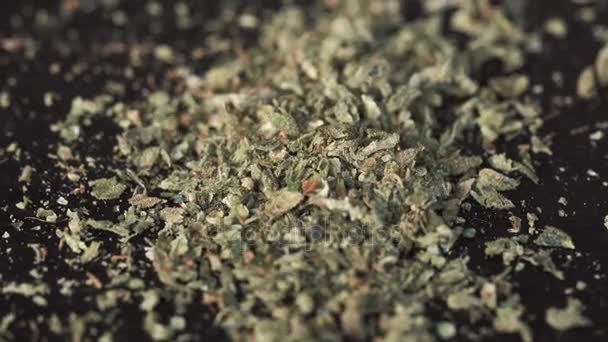 Gros plan sur la marijuana médicale sur la table 