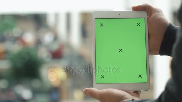 Mãos masculinas usando tablet com tela verde no shopping — Vídeo de Stock