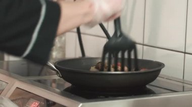 Sebze ile bir tavada mantar kavurma Şef. Şef vejetaryen yemekleri hazırlar